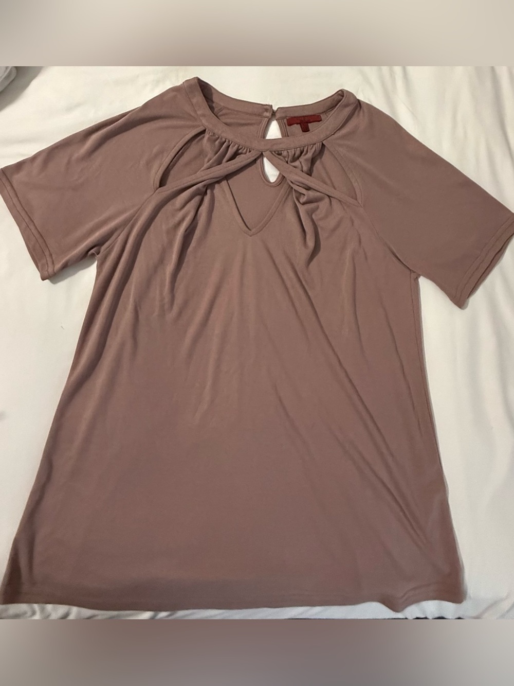 Red by BKL (Buckle)Short Sleeve Twist-Keyhole Tunic in Dusty Mauve size L
